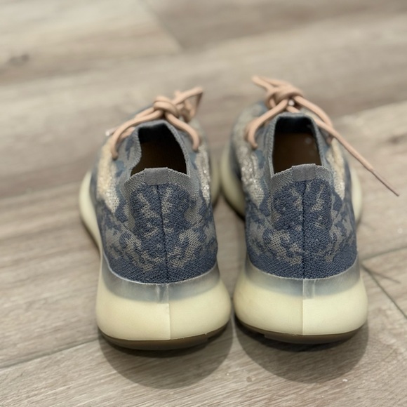 Yeezy 380 nwot men’s size 7 women’s 8.5!! - Picture 4 of 5